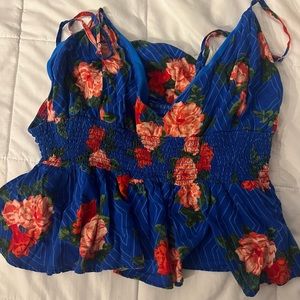 Azul y flores crop top